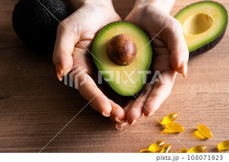 アボカドを持つ手元 108071923