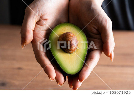 アボカドを持つ手元 108071929
