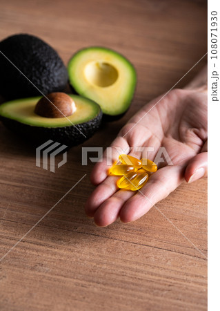 アボカドを持つ手元 108071930