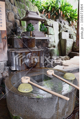 品川神社の摂社 阿那稲荷神社 下社 一粒萬倍の御神水 (東京都品川区北品川) 品川神社の摂社 阿那稲荷神社 下社 一粒萬倍の御神水 (東京都品川区北品川) 108071964