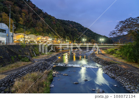 【神奈川県】夜の箱根湯本の街並みと湯本大橋 108072134