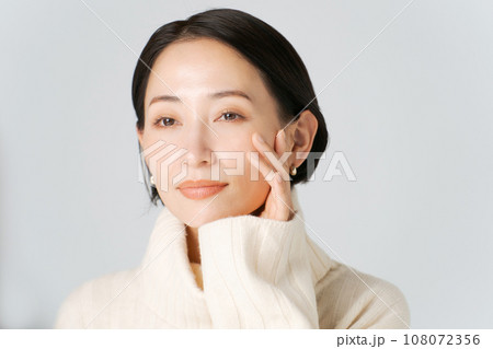 ミドル女性のビューティーポートレート ミドル女性のビューティーポートレート 108072356