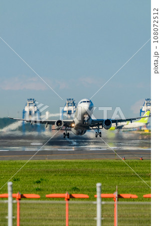 離陸する飛行機 108072512