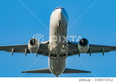 離陸する飛行機 108072552