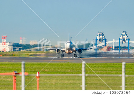 離陸する飛行機 離陸する飛行機 108072564