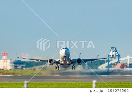 離陸する飛行機 離陸する飛行機 108072566