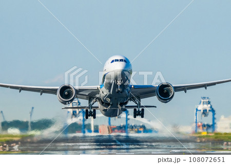 離陸していく飛行機 離陸していく飛行機 108072651