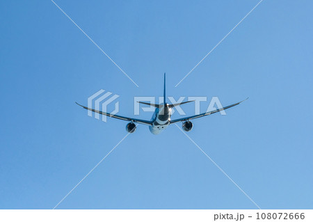離陸していく飛行機 離陸していく飛行機 108072666
