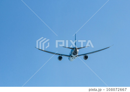 離陸していく飛行機 離陸していく飛行機 108072667