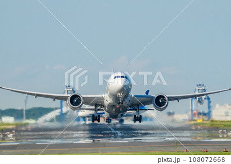 離陸していく飛行機 108072668