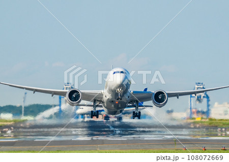 離陸していく飛行機 108072669