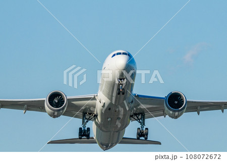 離陸していく飛行機 108072672