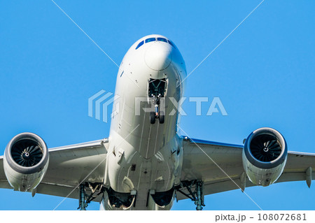 離陸していく飛行機 108072681