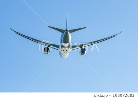 離陸していく飛行機 108072682