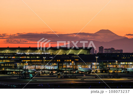 夕方の富士山と空港と飛行機 108073237