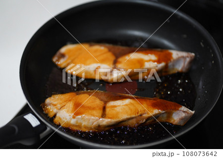 ぶりの照り焼きを作る様子 108073642