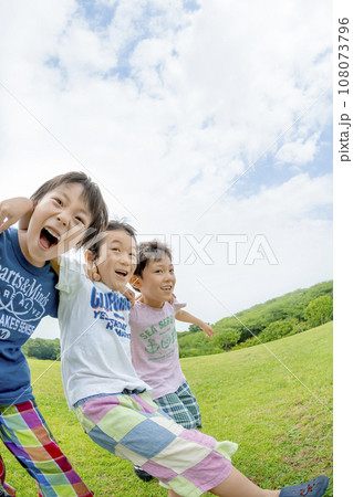 公園の草地で遊ぶ小学生たち 公園の草地で遊ぶ小学生たち 108073796