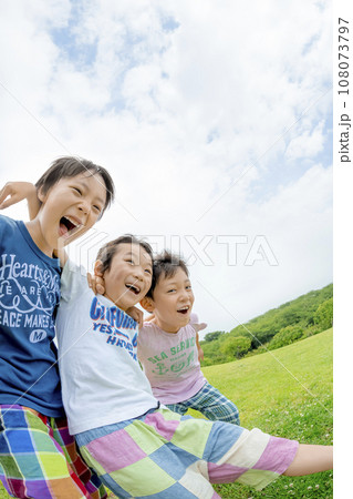 公園の草地で遊ぶ小学生たち 公園の草地で遊ぶ小学生たち 108073797