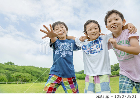 公園の草地で遊ぶ小学生たち 公園の草地で遊ぶ小学生たち 108073801