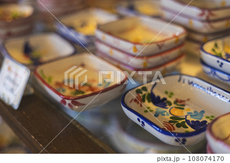カラフルなスペイン食器の販売　 108074170