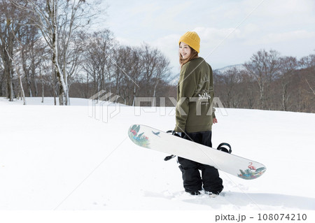 スノボを持って立つ若い女性 スノーボードイメージ スノボを持って立つ若い女性 スノーボードイメージ 108074210