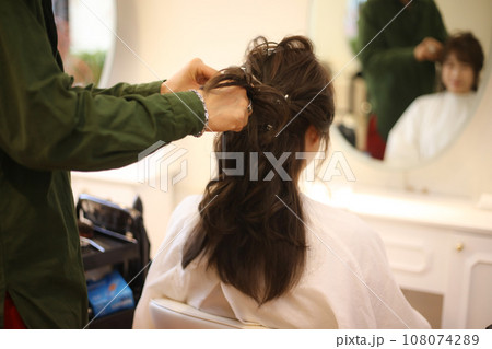 美容室でヘアセットをする女性 108074289