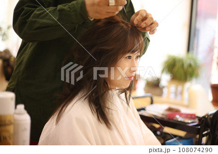 美容室でヘアセットをする女性 美容室でヘアセットをする女性 108074290