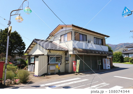 茨城　石岡　丸ポストのある風景（小見屋商店前） 108074344