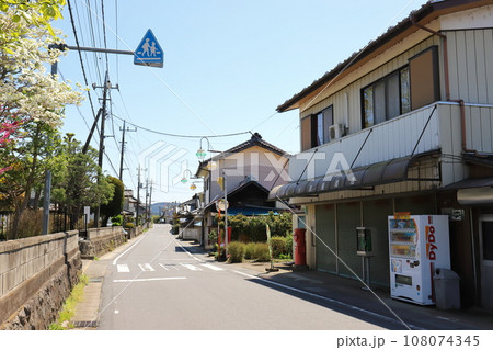 茨城　石岡　丸ポストのある風景（小見屋商店前） 108074345