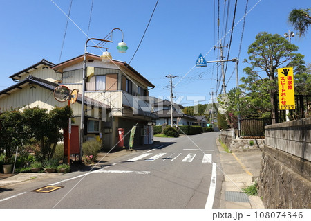 茨城　石岡　丸ポストのある風景（小見屋商店前） 108074346