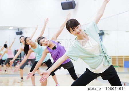 スポーツジムでエアロビクスをする若い女性 108074614