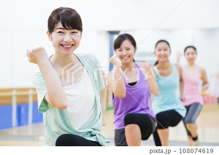 スポーツジムでエアロビクスをする若い女性 108074619