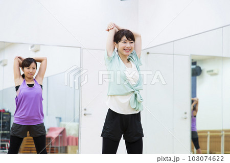 スポーツジムでエアロビクスをする若い女性 スポーツジムでエアロビクスをする若い女性 108074622
