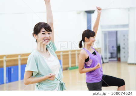 スポーツジムでエアロビクスをする若い女性 108074624