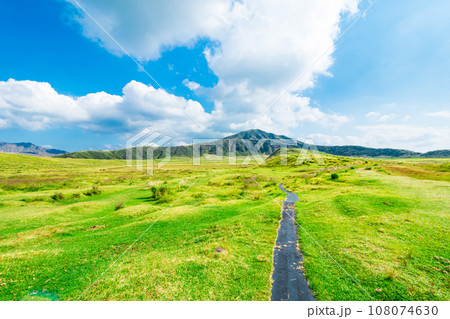 熊本は阿蘇の草千里ヶ浜展望台からの風景 108074630