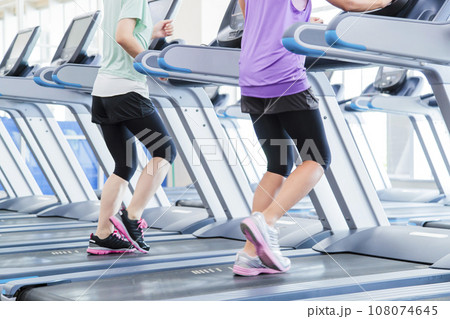 スポーツジムでランニングをする若い女性 108074645