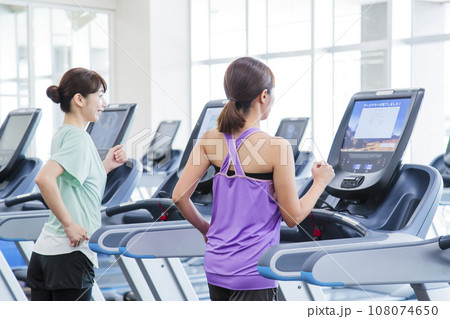 スポーツジムでランニングをする若い女性 スポーツジムでランニングをする若い女性 108074650