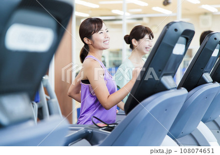 スポーツジムでランニングをする若い女性 スポーツジムでランニングをする若い女性 108074651
