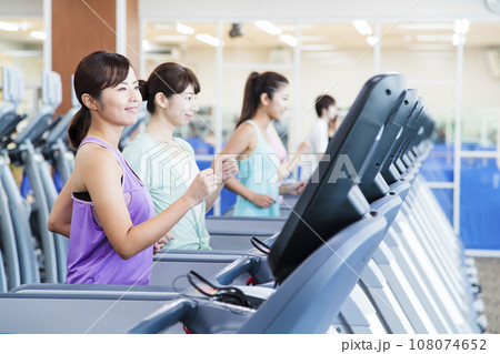 スポーツジムでランニングをする若い女性 108074652