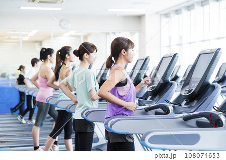 スポーツジムでランニングをする若い女性 108074653