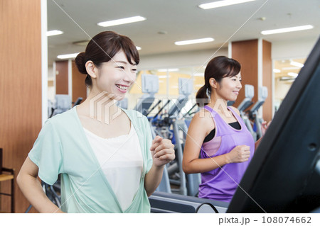 スポーツジムでランニングをする若い女性 スポーツジムでランニングをする若い女性 108074662