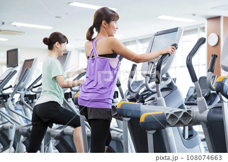 スポーツジムでトレーニングをする若い女性 108074663