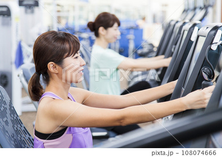 スポーツジムでトレーニングをする若い女性 スポーツジムでトレーニングをする若い女性 108074666