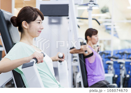 スポーツジムでトレーニングをする若い女性 スポーツジムでトレーニングをする若い女性 108074670