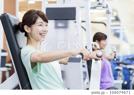 スポーツジムでトレーニングをする若い女性 108074671