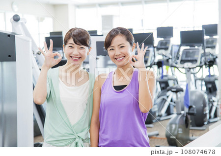 スポーツジムでトレーニングをする若い女性 スポーツジムでトレーニングをする若い女性 108074678