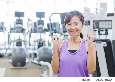 スポーツジムでトレーニングをする若い女性 108074682