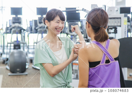 スポーツジムでトレーニングをする若い女性 108074683