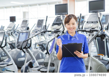 スポーツジムでトレーニングをする若い女性 スポーツジムでトレーニングをする若い女性 108074690