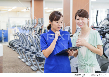 スポーツジムでトレーニングをする若い女性 スポーツジムでトレーニングをする若い女性 108074697